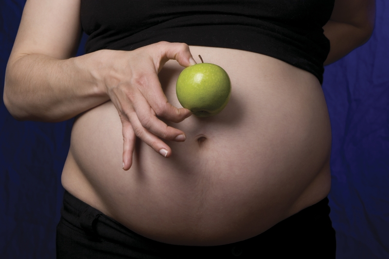 891926-pregnant-belly-with-apple (1)